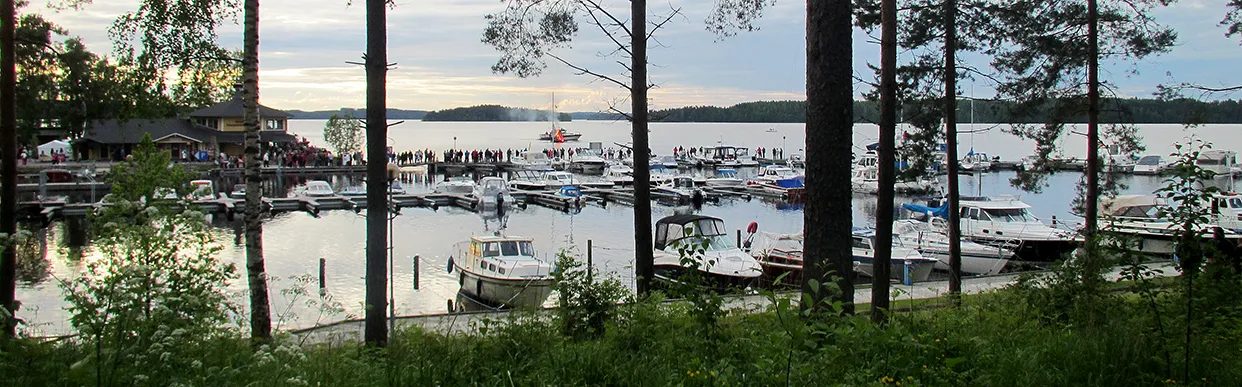 Vääksyn vierasvenesatama. Majakkapaviljongin tunnelmaa juhannuksena Vääksyssä.